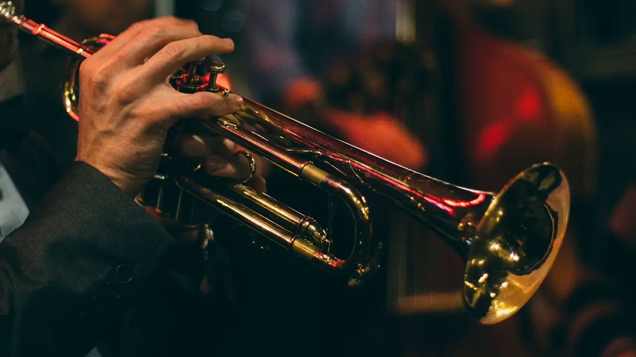 Musiciens en répétition intensive dans l'espace associatif