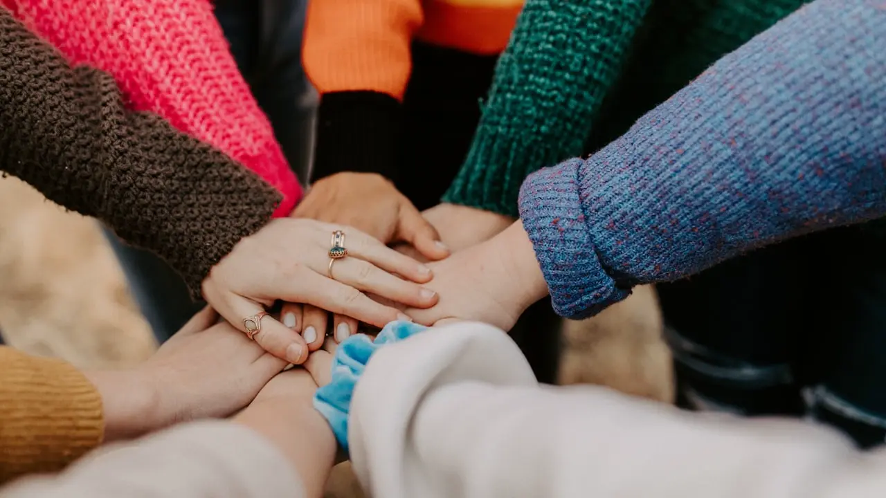 Groupe de bénévoles et acteurs culturels de l'association Lune en Juin mobilisés sur le terrain